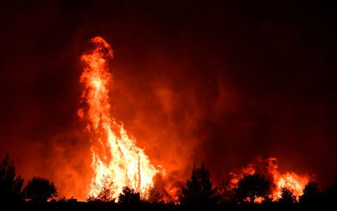 Ausgebrannte Autos in dem Dorf südöstlich von Athen.  - Foto: Michael Varaklas/AP/dpa