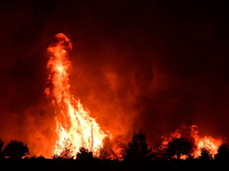 Ausgebrannte Autos in dem Dorf südöstlich von Athen.  - Foto: Michael Varaklas/AP/dpa