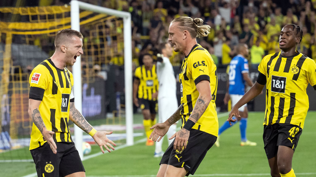 Die Leverkusener Spieler jubeln nach dem Slapstick-Eigentor von Gianluca Mancini. - Foto: Bernd Thissen/dpa