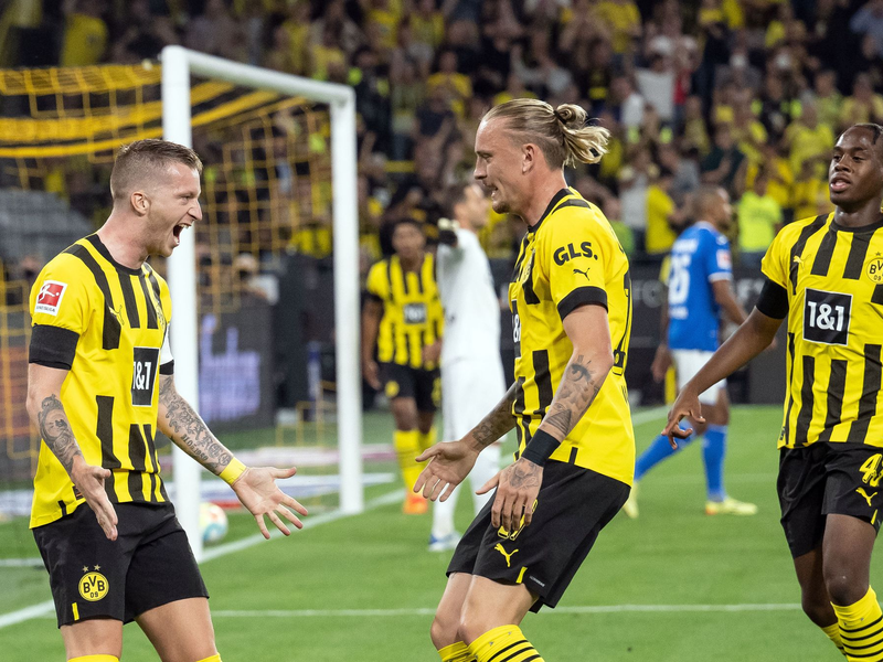 Die Leverkusener Spieler jubeln nach dem Slapstick-Eigentor von Gianluca Mancini. - Foto: Bernd Thissen/dpa