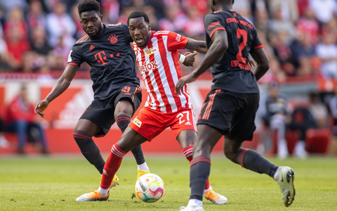 Benedict Hollerbach überwindet Bayern-Keeper Jonas Urbig. - Foto: Andreas Gora/dpa