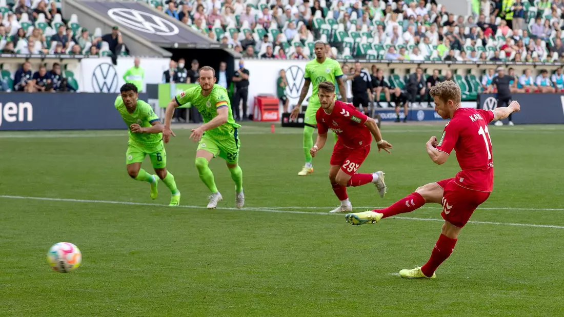 Wolfsburgs Kevin Paredes dreht nach seinem Ausgleichstor zum 1:1 zum Jubel ab. - Bild: Swen Pförtner/dpa
