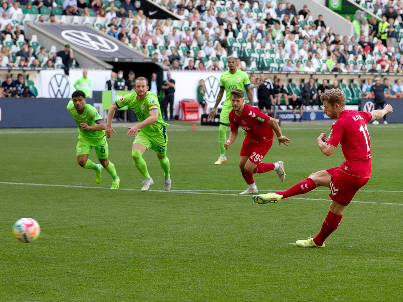 Wolfsburgs Kevin Paredes dreht nach seinem Ausgleichstor zum 1:1 zum Jubel ab. - Foto: Swen Pförtner/dpa