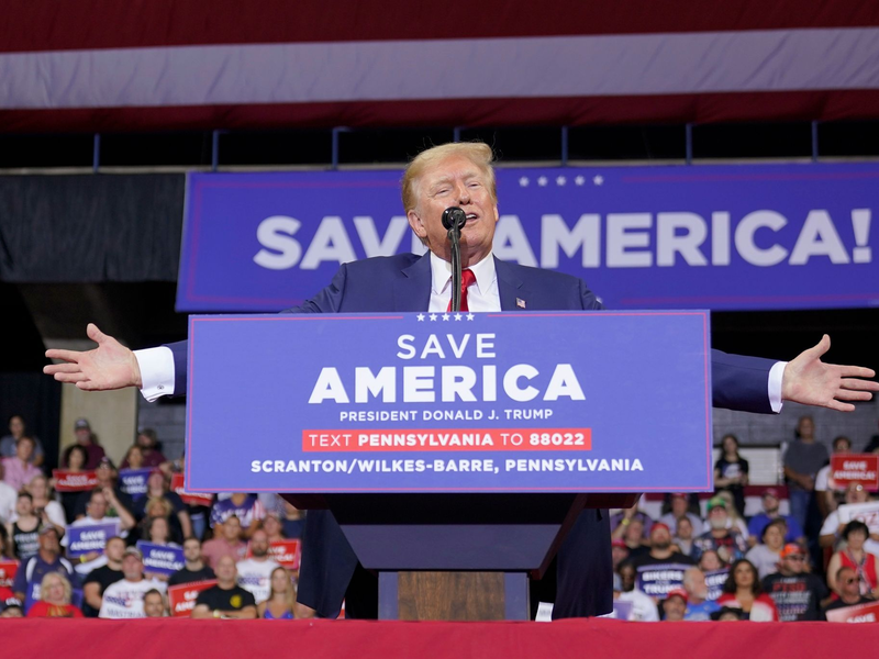 Der ehemalige US-Präsident Donald Trump darf laut Richterin sensible Beweise in dem Verfahren nicht öffentlich machen. - Foto: Mary Altaffer/AP/dpa