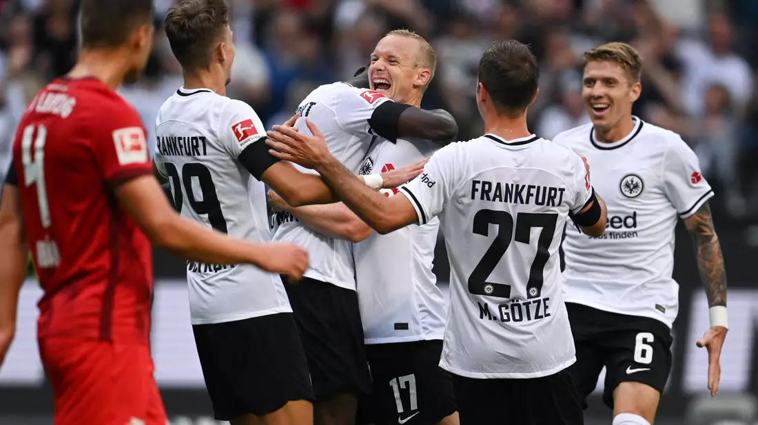 RB Leipzig um Xavi Simons (l) legte gegen Eintracht Frankfurt mit Hugo Larsson einen enttäuschenden Auftritt hin. - Bild: Arne Dedert/dpa