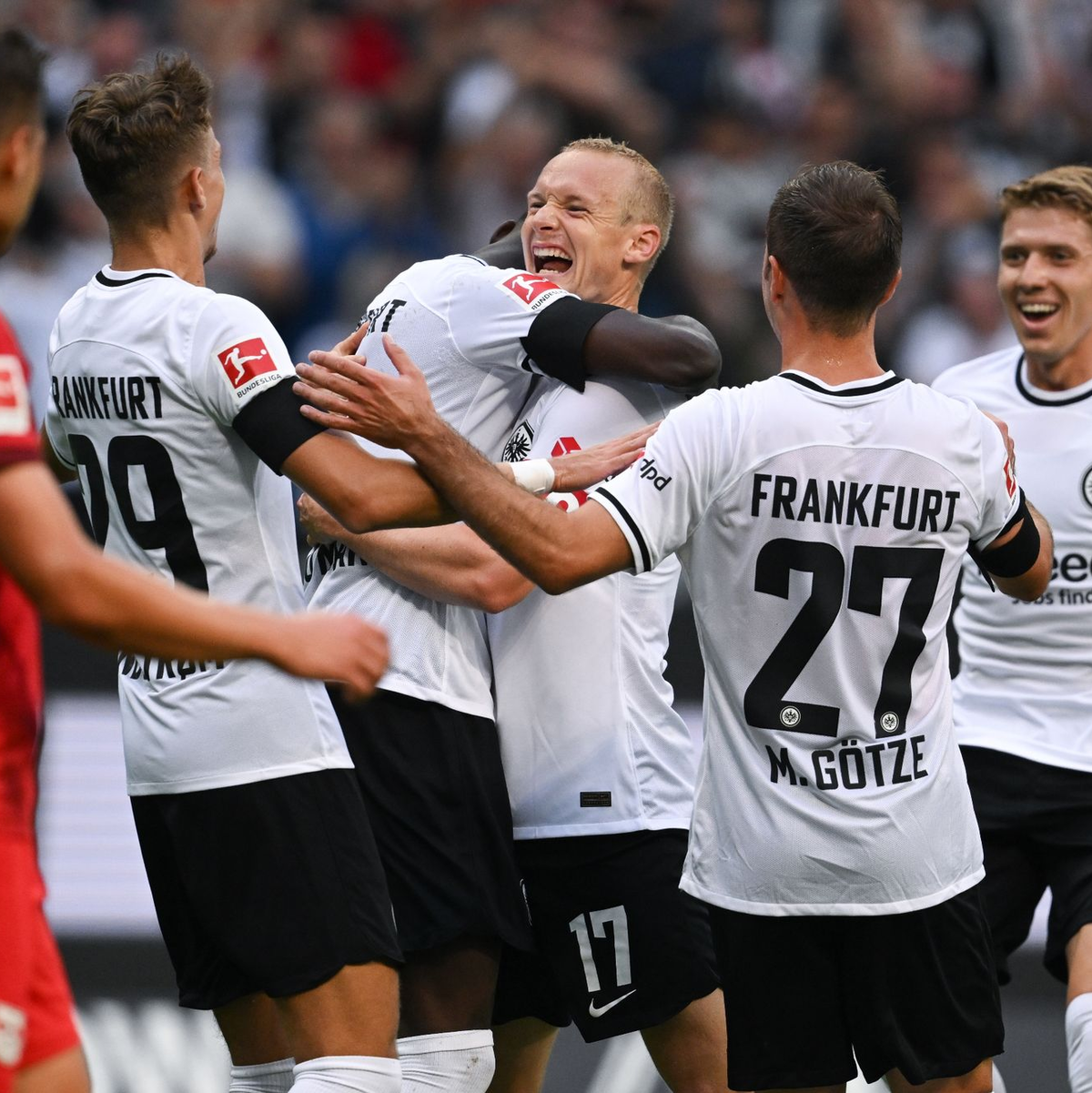 Das späte Tor durch Frankfurts Omar Marmoush sicherte der Eintracht das Remis gegen Leipzig. - Foto: Arne Dedert/dpa