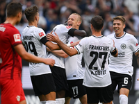 RB Leipzig um Xavi Simons (l) legte gegen Eintracht Frankfurt mit Hugo Larsson einen enttäuschenden Auftritt hin. - Foto: Arne Dedert/dpa