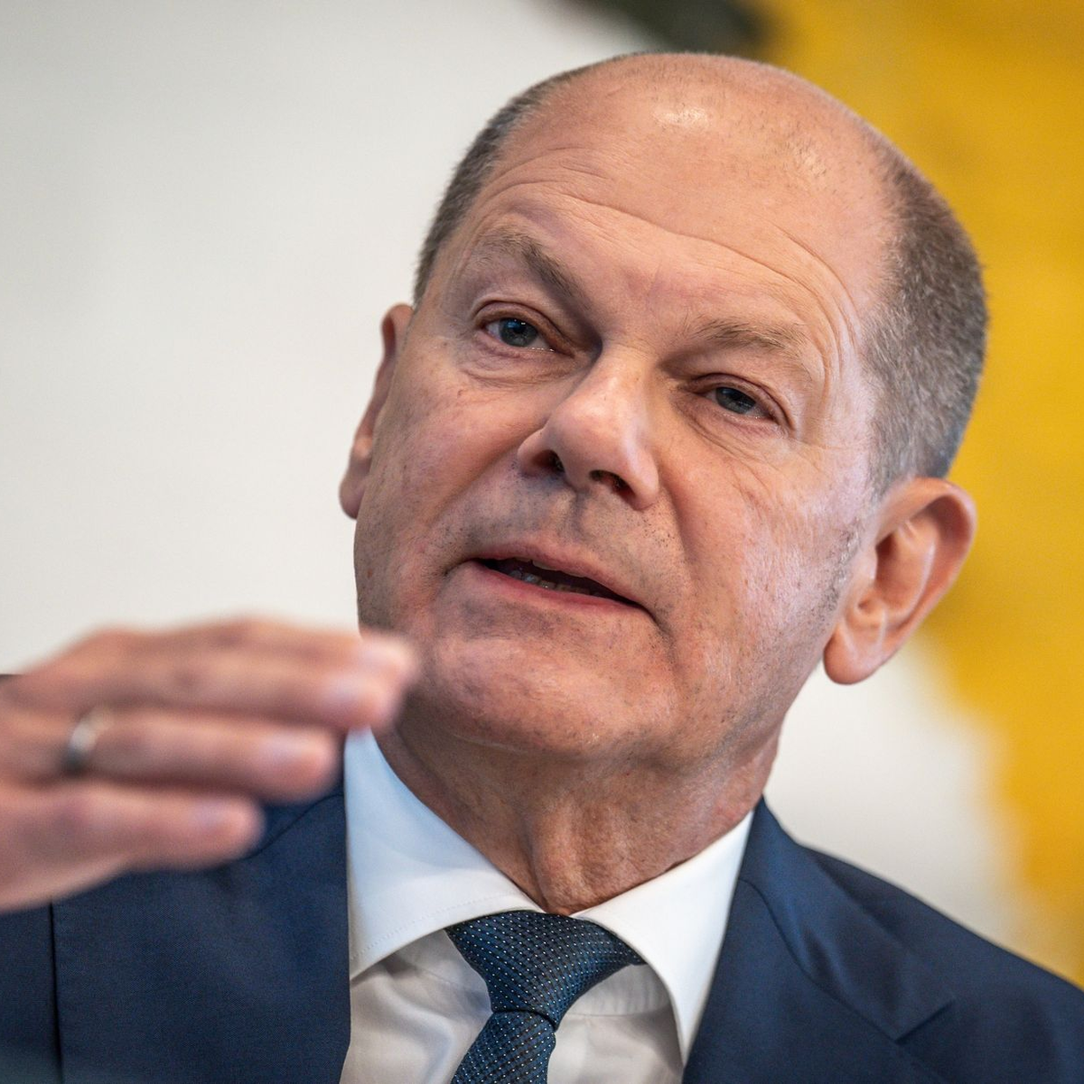 Die Regierungskoalition will das Verbrenner-Aus auf EU-Ebene aufweichen und die Anschaffung von E-Autos wieder fördern. (Archivbild) - Foto: Michael Kappeler/dpa