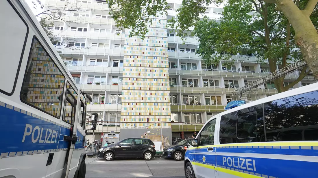 Das Eingangstor zum Dong Xuan Center. - Bild: Jörg Carstensen/dpa