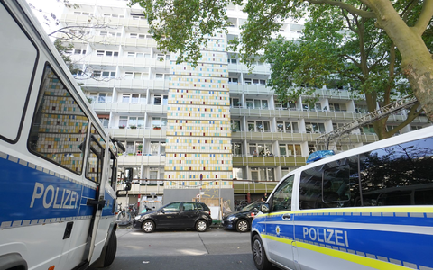 Das Eingangstor zum Dong Xuan Center. - Foto: Jörg Carstensen/dpa