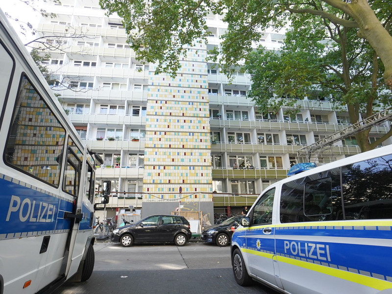 Das Eingangstor zum Dong Xuan Center. - Foto: Jörg Carstensen/dpa