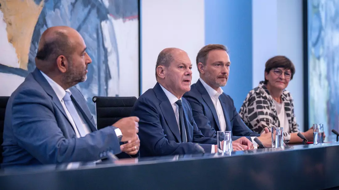 Haben nach dem Urteil aus Karlsruhe lange um den Haushalt für 2024 gerungen: Wirtschaftsminister Robert Habeck (l), Finanzminister Christian Lindner (M) und Kanzler Olaf Scholz. - Bild: Michael Kappeler/dpa