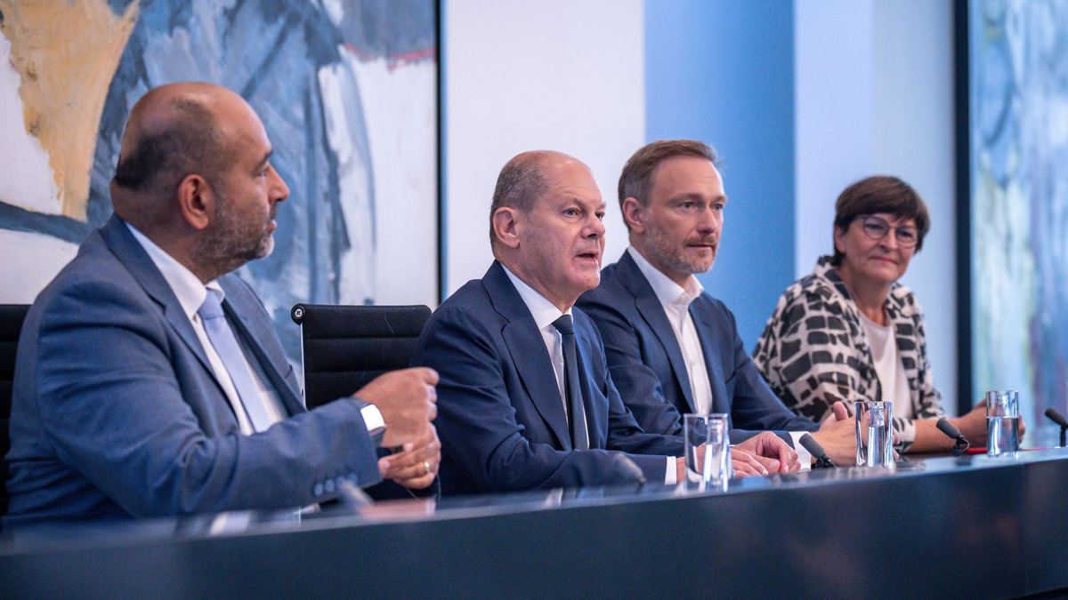 Christian LIndner (FDP), Olaf Scholz (SPD) und Robert Habeck (Bündnis 90/Die Grünen) bei der Halbzeit-Klausur des Bundeskabinetts auf Schloss Meseberg. - Foto: Michael Kappeler/dpa