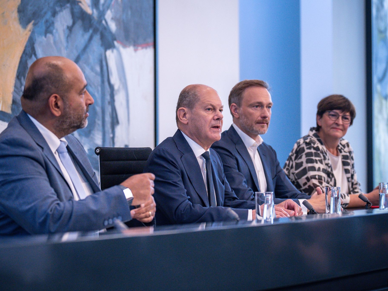 Haben nach dem Urteil aus Karlsruhe lange um den Haushalt für 2024 gerungen: Wirtschaftsminister Robert Habeck (l), Finanzminister Christian Lindner (M) und Kanzler Olaf Scholz. - Foto: Michael Kappeler/dpa