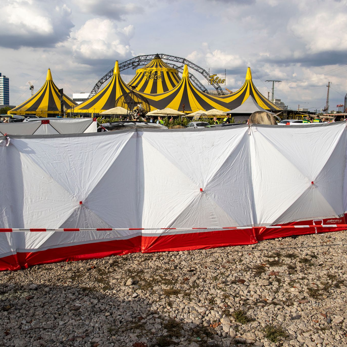 Beamte der der Spurensicherung im Einsatz. - Foto: Christoph Reichwein/dpa