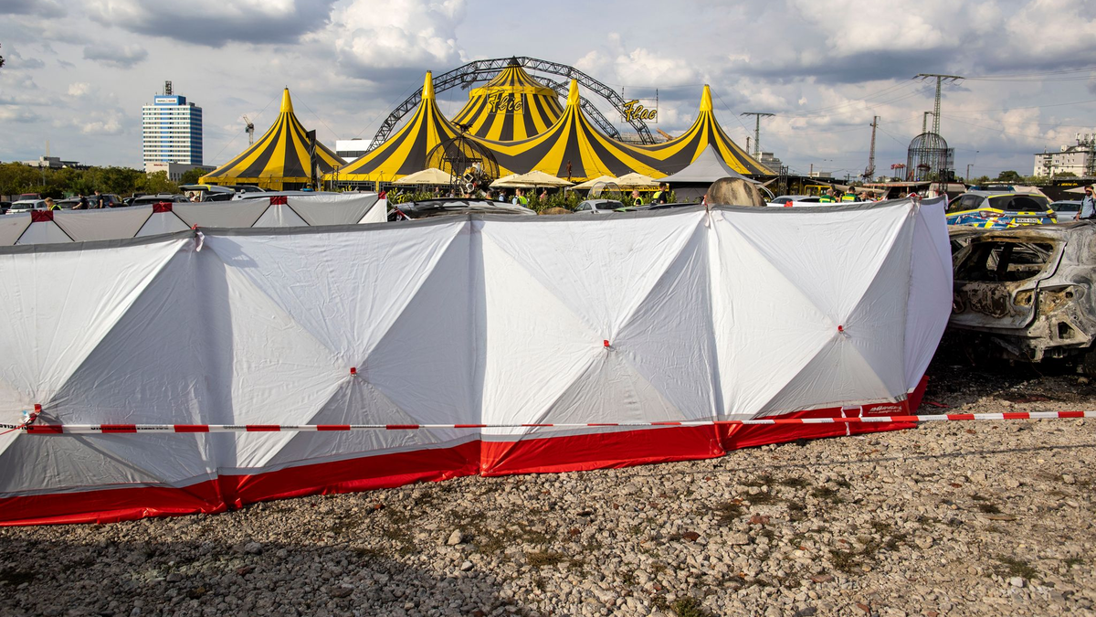 Gelbe Markierungen der Polizei zeugen vom Messerangriff auf die beiden Kinder in Duisburg-Marxloh. - Foto: Christoph Reichwein/dpa