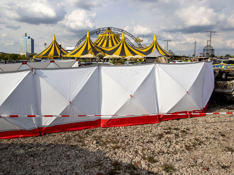Kerzen erinnern am Tatort in Duisburg an den getöteten 35-Jährigen. (Archivbild) - Foto: Christoph Reichwein/dpa