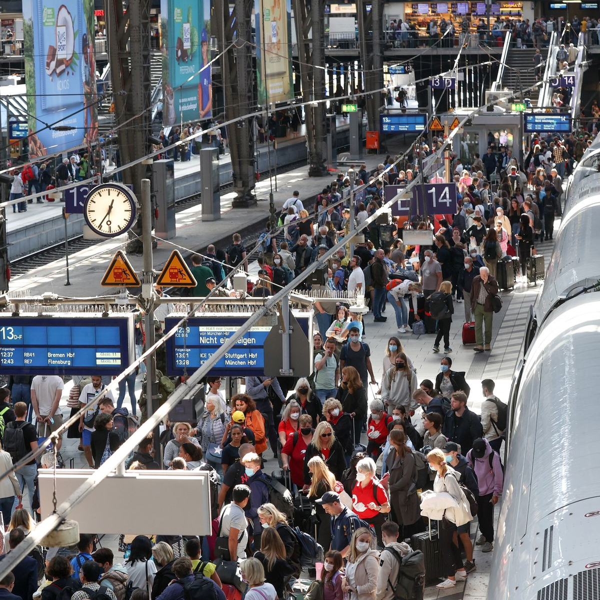 In Hamburg werden Warnstreik-Plakate aufgehängt. - Foto: Bodo Marks/dpa