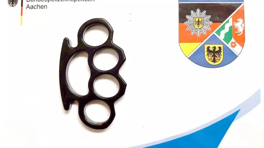 BPOL NRW: Ohne Versicherung - dafür mit Schlagring - Bundespolizei legt zur Fahndung ausgeschriebenes Fahrzeug still und beschlagnahmt Schlagring - Bild: presseportal.de