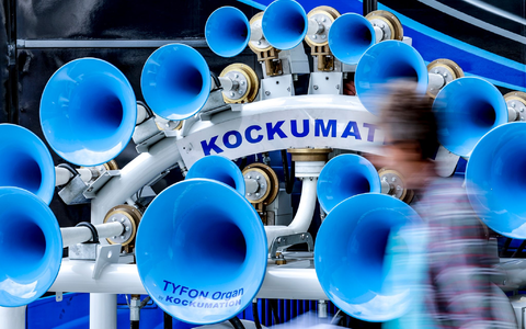 Teilnehmende einer Demonstration linker Gruppen ziehen durchs Hamburger Schanzenviertel. - Foto: Axel Heimken/dpa