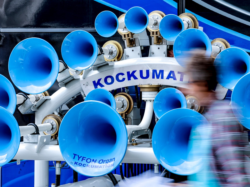 Teilnehmende einer Demonstration linker Gruppen ziehen durchs Hamburger Schanzenviertel. - Foto: Axel Heimken/dpa