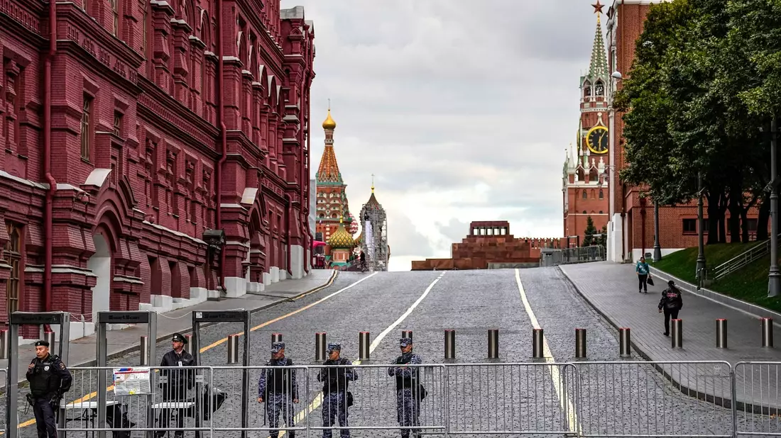 Zuschauer beobachten im Mai 2022, wie ein russischer T-14 Armata-Panzer (im Vordergrund) und andere gepanzerte Fahrzeuge auf der Twerskaja-Straße in Richtung Roter Platz rollen. - Bild: Alexander Zemlianichenko/AP/dpa