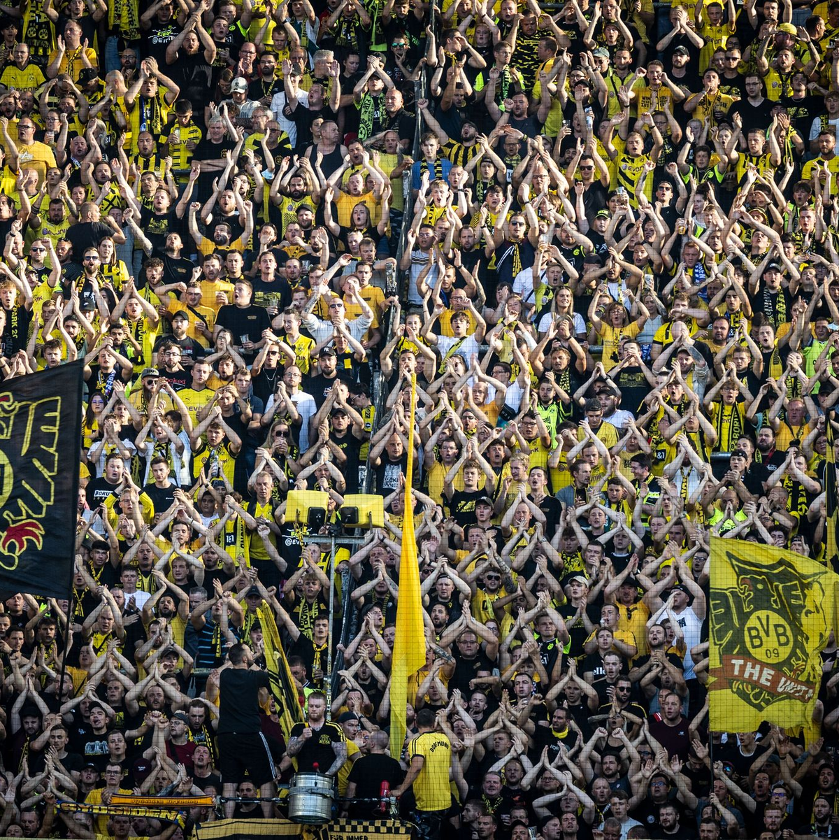 Die BVB-Fans hoffen auf die Meisterschaft. - Foto: Bernd Thissen/dpa