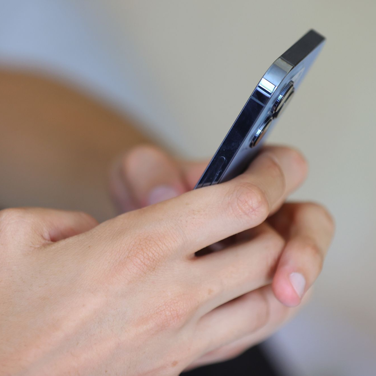 Kommunikation, Information, Unterhaltung - es gibt viele Gründe aufs Handy zu schauen. (Symbolbild)  - Foto: Karl-Josef Hildenbrand/dpa