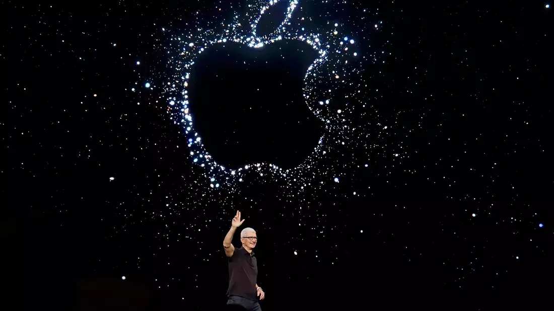 Apple-SEO Tim Cook spricht bei der Ankündigung auf dem Apple-Campus. - Bild: Jeff Chiu/AP/dpa