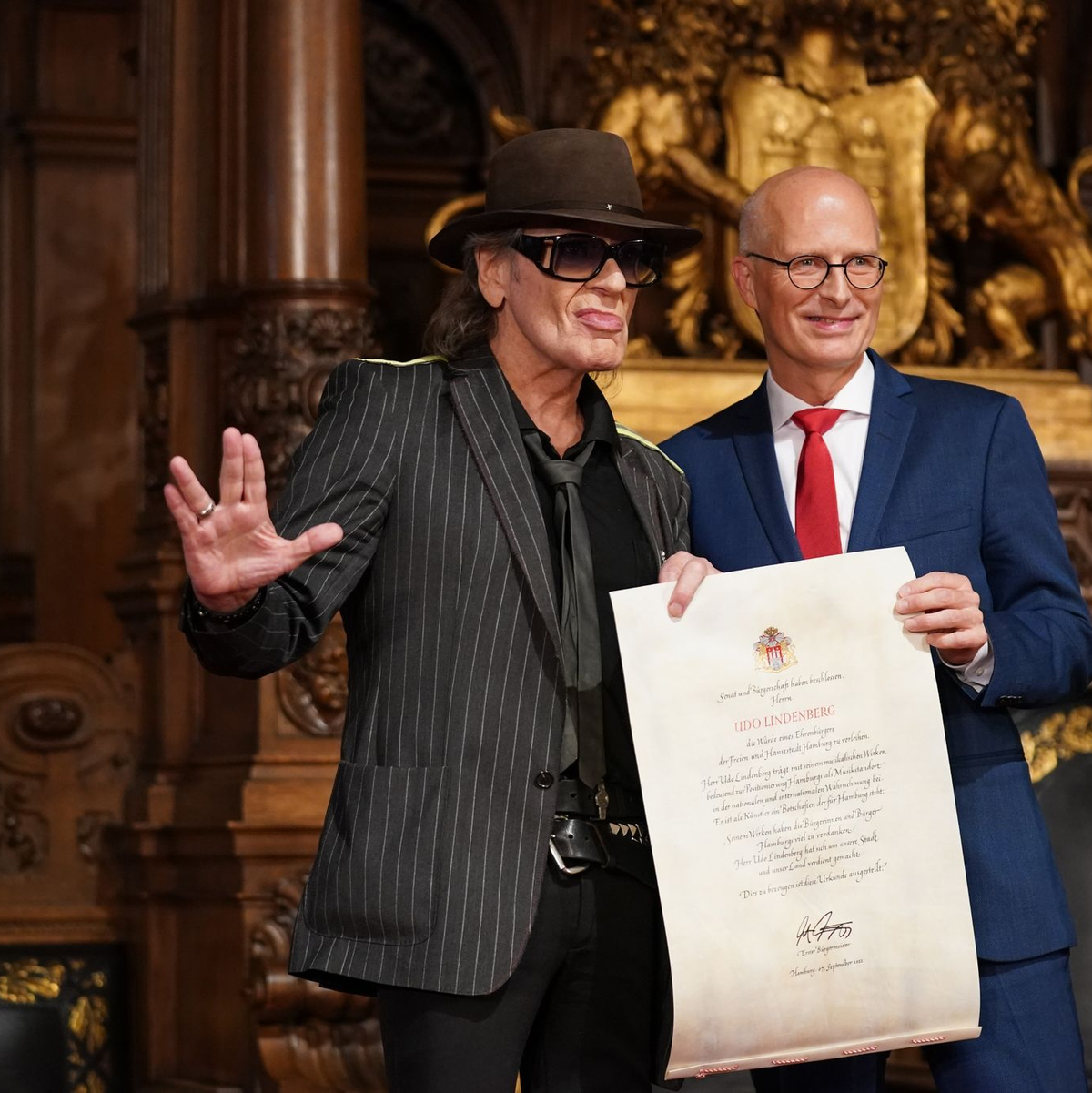 Udo Lindenberg rauchend bei Platin-Auszeichnung für den Song «Komet». Sein Nummer-Eins-Lied «Komet» zusammen mit Apache 207 ist ein Beispiel für Kooperationen von älteren mit jüngeren Künstlern. - Foto: Marcus Brandt/dpa