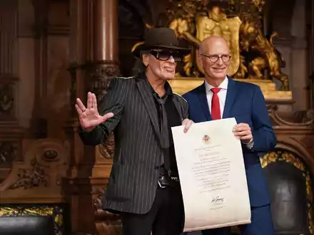 Udo Lindenberg rauchend bei Platin-Auszeichnung für den Song «Komet». Sein Nummer-Eins-Lied «Komet» zusammen mit Apache 207 ist ein Beispiel für Kooperationen von älteren mit jüngeren Künstlern. - Foto: Marcus Brandt/dpa