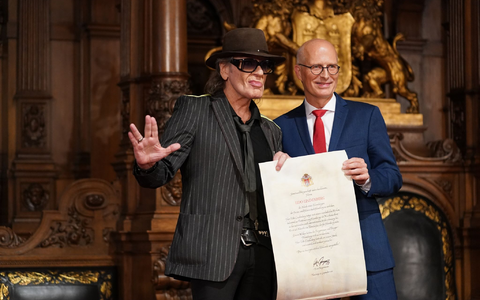 Udo Lindenberg rauchend bei Platin-Auszeichnung für den Song «Komet». Sein Nummer-Eins-Lied «Komet» zusammen mit Apache 207 ist ein Beispiel für Kooperationen von älteren mit jüngeren Künstlern. - Foto: Marcus Brandt/dpa