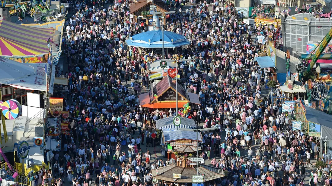 Die Wiesnmaß knackt in diesem Jahr die 15-Euro-Marke. (Archivbild) - Bild: picture alliance / dpa