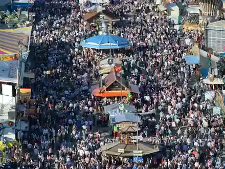 Die Wiesnmaß knackt in diesem Jahr die 15-Euro-Marke. (Archivbild) - Foto: picture alliance / dpa