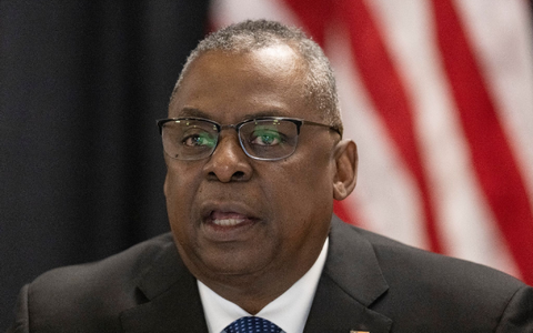 Wird seit Jahresbeginn in einer Klinik behandelt: Lloyd Austin. - Foto: Boris Roessler/dpa