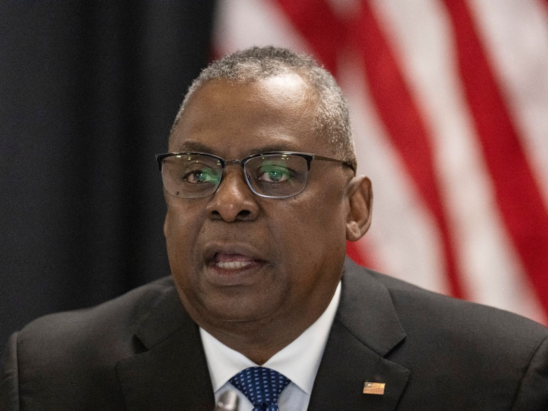 Wird seit Jahresbeginn in einer Klinik behandelt: Lloyd Austin. - Foto: Boris Roessler/dpa