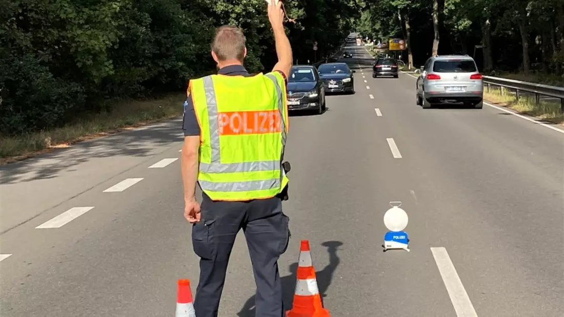 POL-SI: Gemeinsame Verkehrskontrollaktion von Schulkindern und Polizei - es gab einige Denkzettel, aber auch viel Lob für die Verkehrsteilnehmer -#polsiwi - Bild: presseportal.de