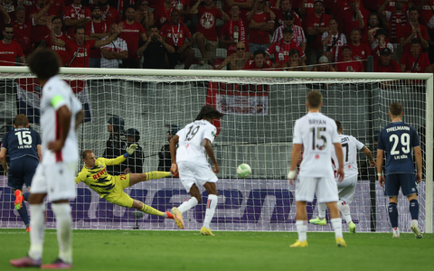 Italiens Alessandro Bastoni (r) trifft per Kopf zum 1:1-Ausgleich. - Foto: Friso Gentsch/dpa