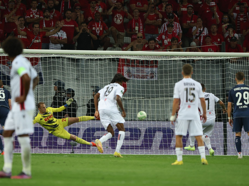 Italiens Alessandro Bastoni (r) trifft per Kopf zum 1:1-Ausgleich. - Foto: Friso Gentsch/dpa