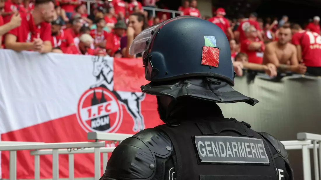 Polizeibeamte vor einem der durchsuchten Objekte in Braunschweig. - Bild: dpa