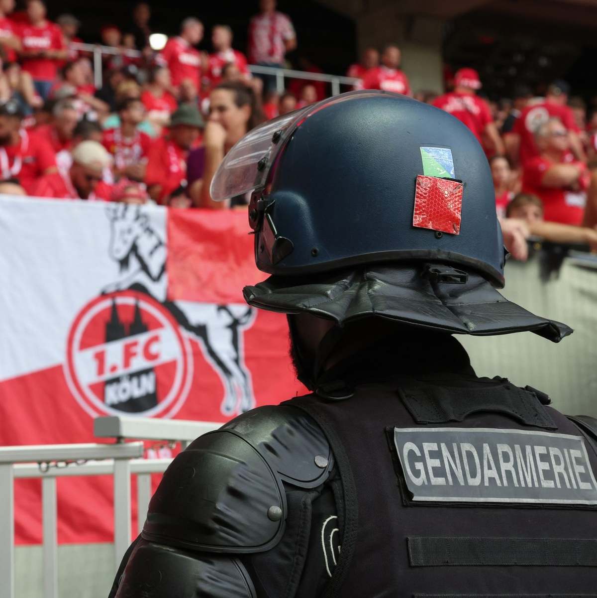 Polizeibeamte vor einem der durchsuchten Objekte in Braunschweig. - Foto: dpa