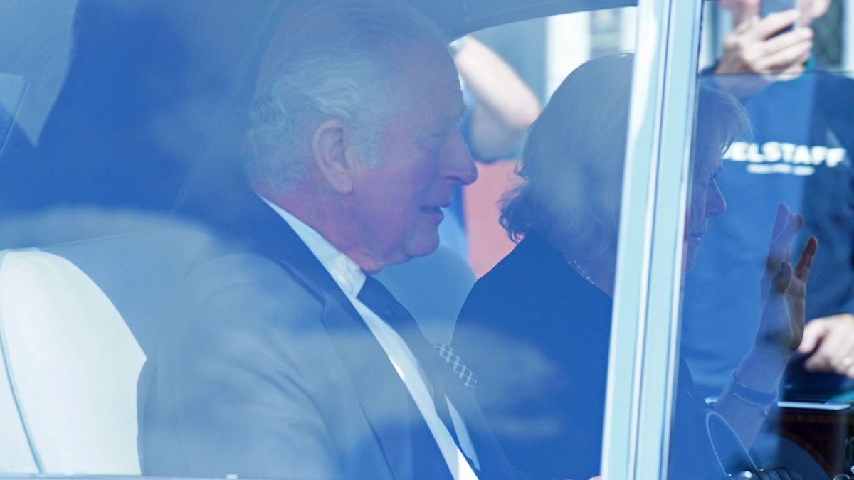 König Charles III. und Königin Camilla freuen sich über den Sieg von Desert Hero. - Foto: Jonathan Brady/PA Wire/dpa