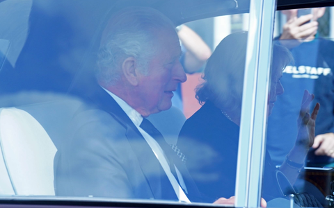 König Charles III. und Königin Camilla freuen sich über den Sieg von Desert Hero. - Foto: Jonathan Brady/PA Wire/dpa