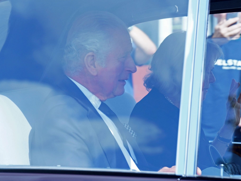 König Charles III. und Königin Camilla freuen sich über den Sieg von Desert Hero. - Foto: Jonathan Brady/PA Wire/dpa