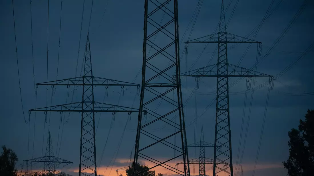 Strom kostete die Verbraucherinnen und Verbraucher im zweiten Halbjahr 2023 durchschnittlich 41,75 Cent je Kilowattstunde (Symbolbild). - Bild: Sebastian Gollnow/dpa