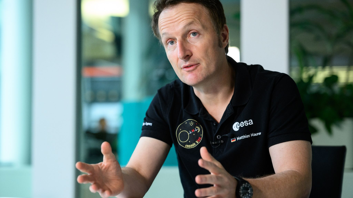 Der deutsche Astronaut Matthias Maurer spricht in einem Interview mit der Deutschen Presse-Agentur. - Foto: Bernd von Jutrczenka/dpa