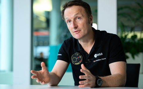 Der deutsche Astronaut Matthias Maurer spricht in einem Interview mit der Deutschen Presse-Agentur. - Foto: Bernd von Jutrczenka/dpa