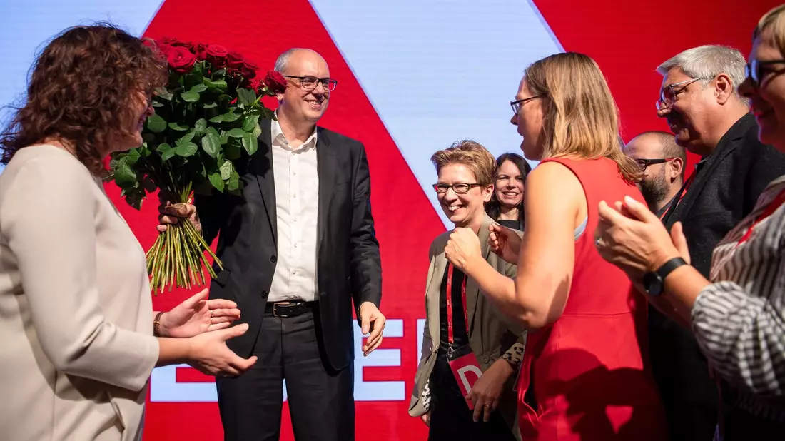 Andreas Bovenschulte, Bürgermeister von Bremen, kommt zu einer Besprechung der Partei. SPD, Grüne und Linkspartei in Bremen haben sich auf die Fortsetzung ihrer Koalition für die kommenden vier Jahre geeinigt. - Bild: Sina Schuldt/dpa