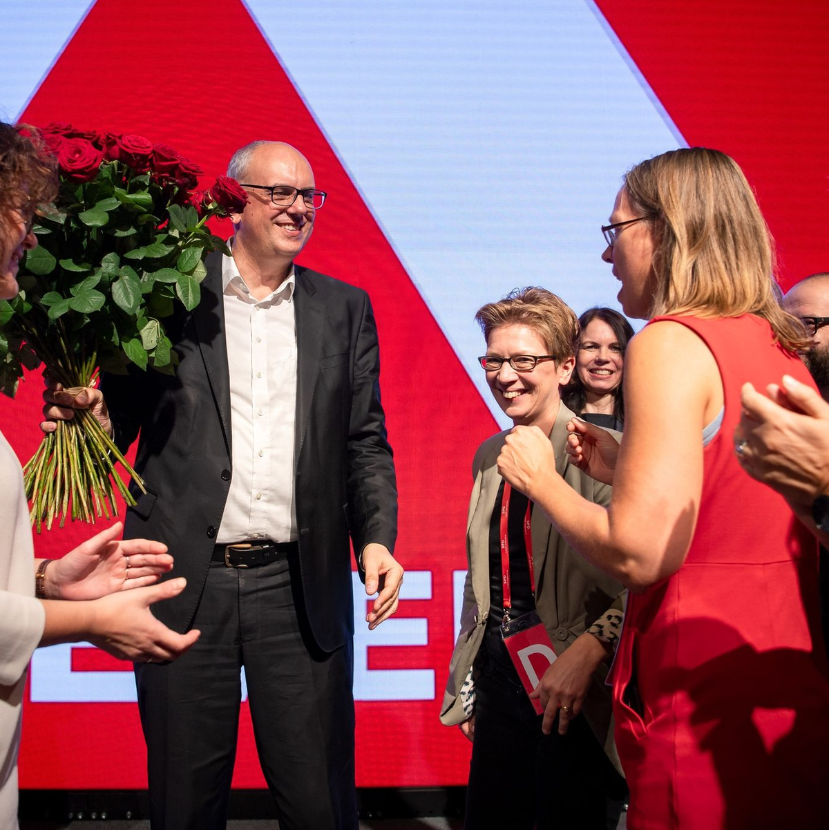 Andreas Bovenschulte, Bürgermeister von Bremen, kommt zu einer Besprechung der Partei. SPD, Grüne und Linkspartei in Bremen haben sich auf die Fortsetzung ihrer Koalition für die kommenden vier Jahre geeinigt. - Foto: Sina Schuldt/dpa