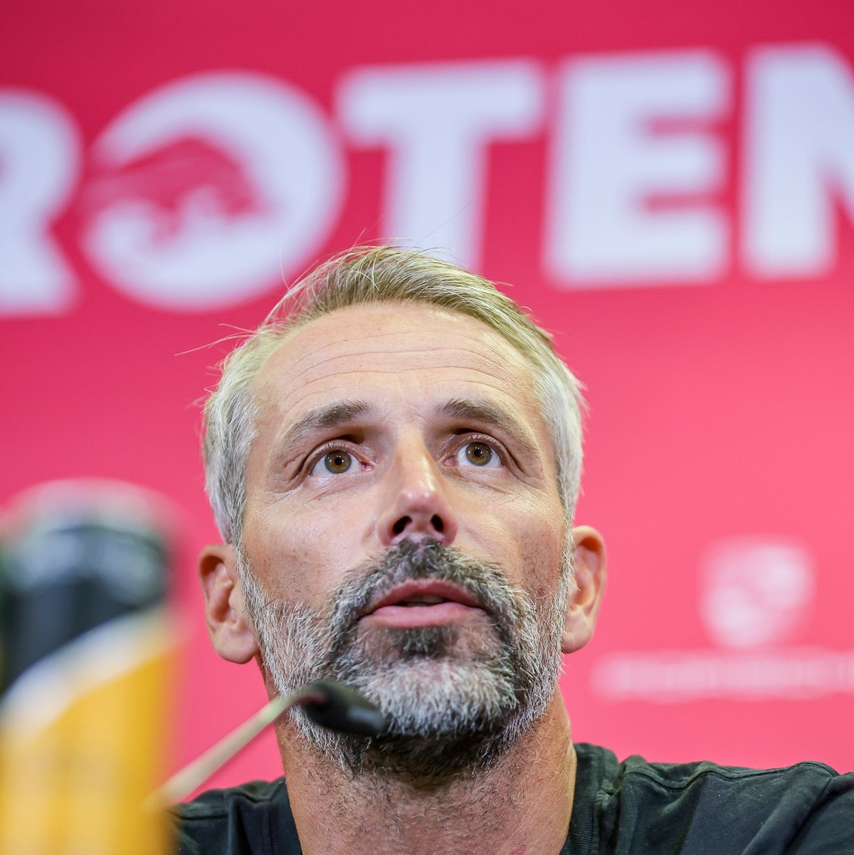 Leipzigs Trainer Marco Rose feuert sein Team an. - Foto: Jan Woitas/dpa